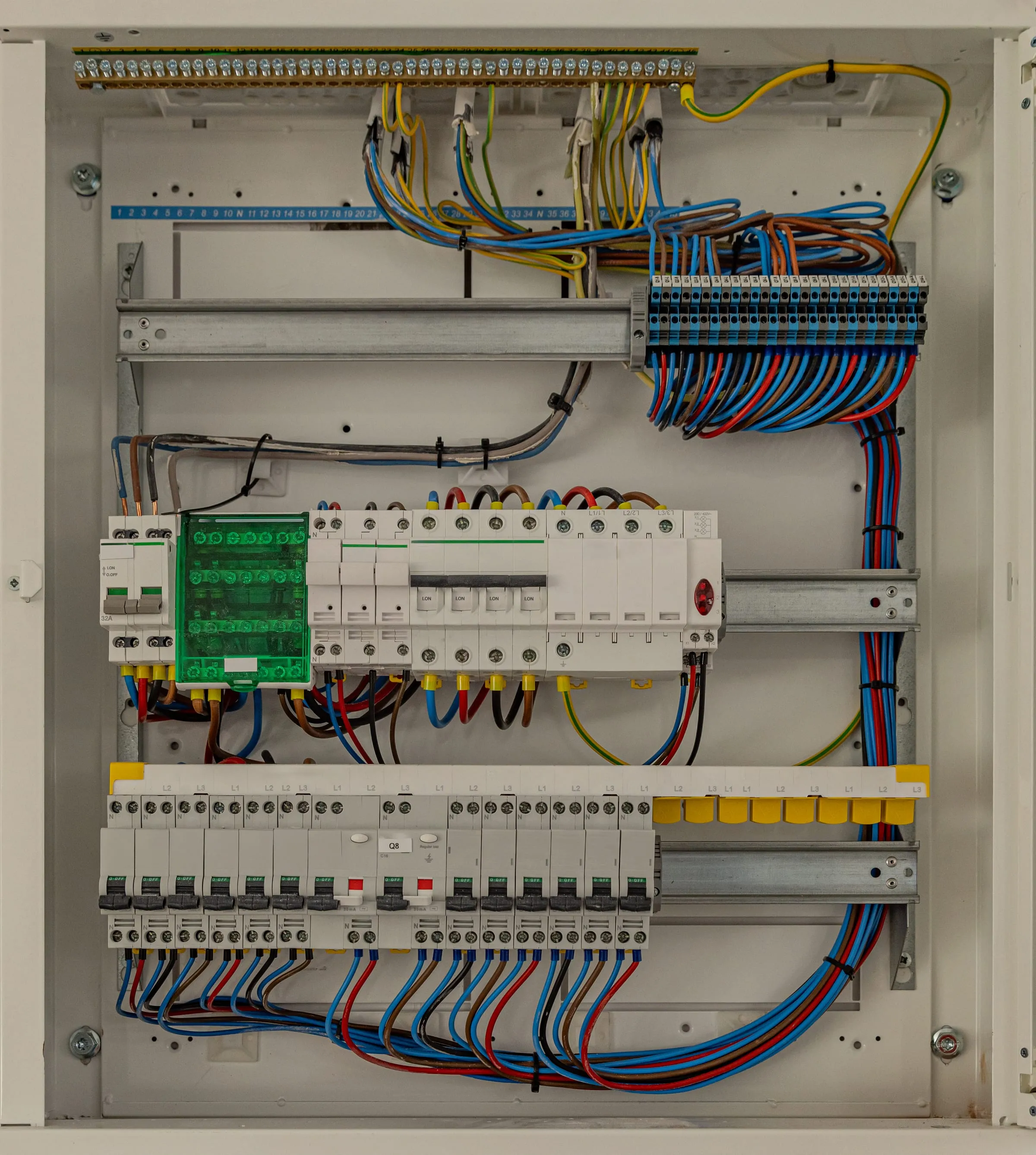 Electrical wiring inside a panel box