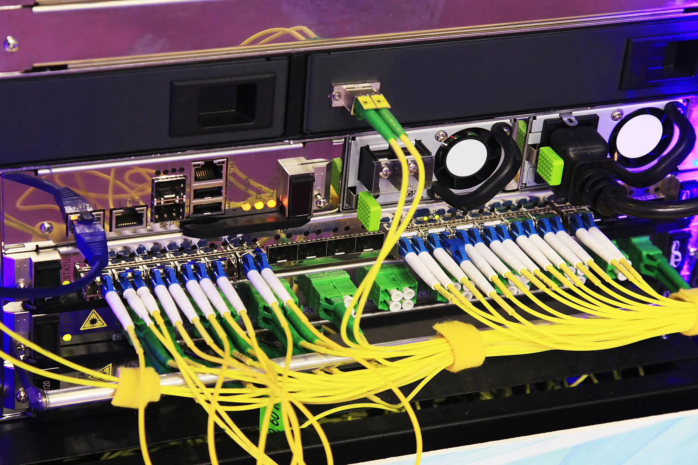 Fibre optic cabling in a data centre rack